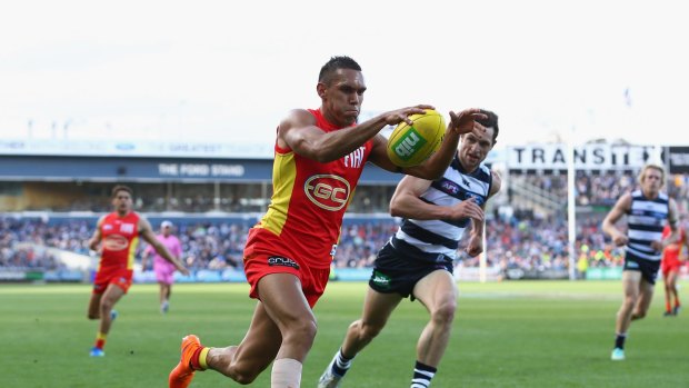 Harley Bennell runs with the ball against Geelong