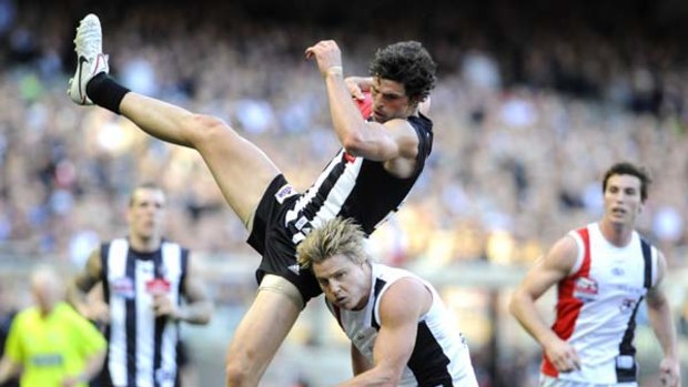 Magpie Scott Pendlebury takes possession over Clinton Jones.