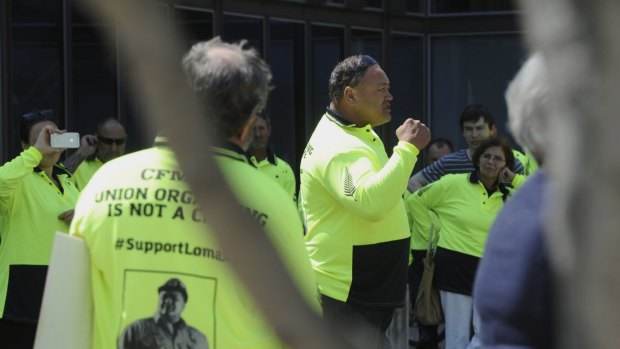CFMEU organiser John Lomax addressing his supporters before entering the ACT Magistrates Court.