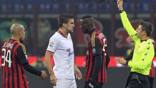 AC Milan's Mario Balotelli (right)argues with AS Roma's Kevin Strootman.