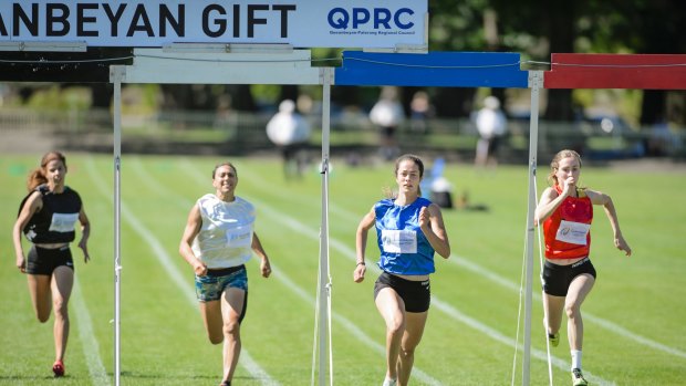 Andrea Thompson (blue) wins the women's 2017 Queanbeyan Gift.