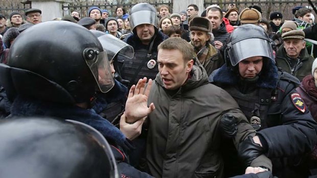 Police detain opposition leader Alexei Navalny outside a courthouse in Moscow on February 24, 2014.