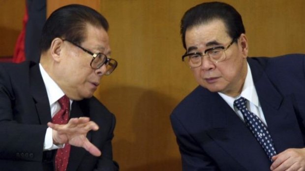 China's President Jiang Zemin (left) talks with top lawmaker Li Peng, chairman of the National People's Congress in 2002.