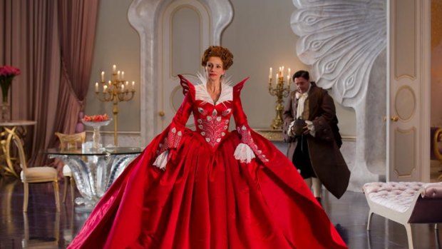Julia Roberts as the wicked Queen in <i>Mirror Mirror</i>.