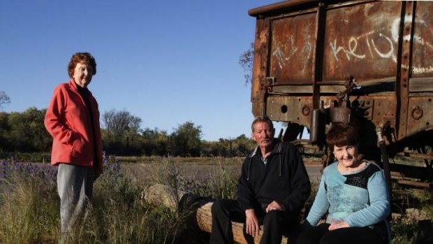 Lorraine Cole, Barry "Fred" Cowie and Peggy Corney visit the site of the Broken Hill picnic train attack where their aunt, Alma Cowie was shot dead in 1915.