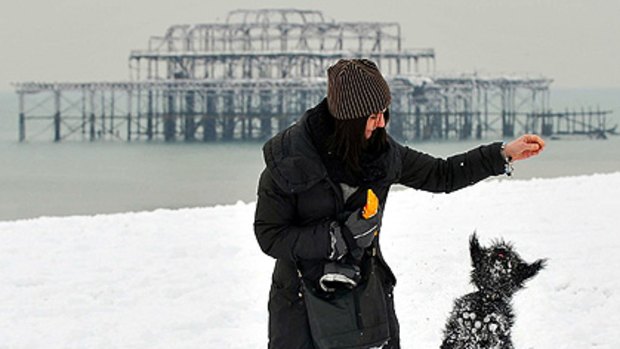 Heavy snow has coated Brighton beach in Britain.