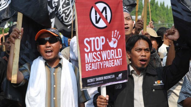 Muslim protesters from Hizb ut Tahrir Indonesia at a rally against the beauty pageant.