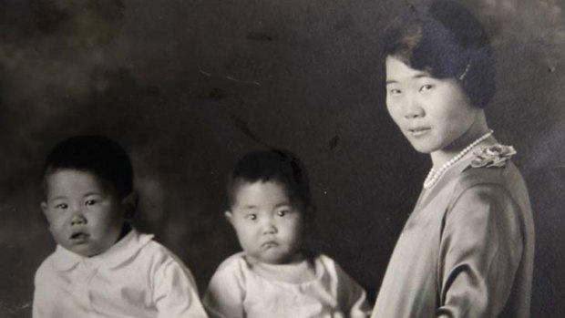 Ohye, left and Kamimura as children with their mother, Kane, in Hawaii.