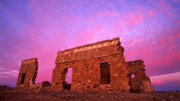 Red Centre ... the ruins of an old hotel on the Oodnadatta Track.