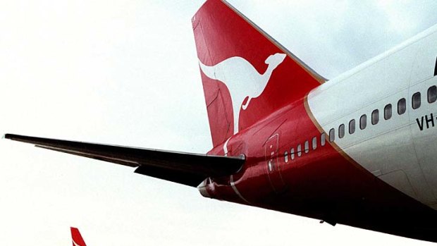 Qantas flight forced to turn back after windscreen cracks.