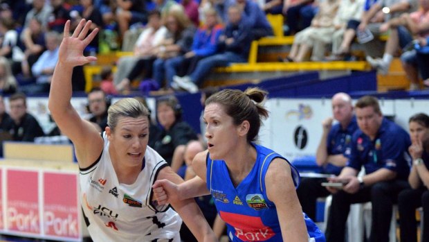 Mia Newley of Townsville Fire and Belinda Snell of Bendigo Spirit keep tabs on each other.
