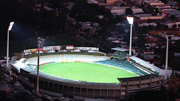 Colin Barnett has promised a staged rebuild of Subiaco Oval to solve Perth's stadium woes.