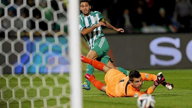 Mouhssine Moutouali of Raja Casablanca beats Atletico Mineiro's goalkeeper Victor but narrowly misses the goal.