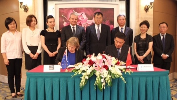 Brisbane Airport Corporation chief executive Julieanne Alroe and Shanghai Airports Authority president Jing Yi Ming sign the memorandum of understanding.