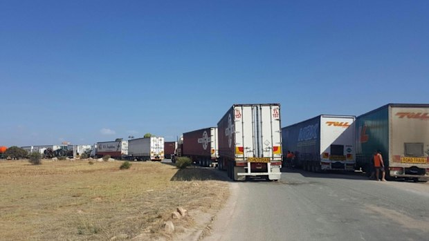 Travel has again come to a halt on the Eyre Highway due to bushfire forced road closures. 