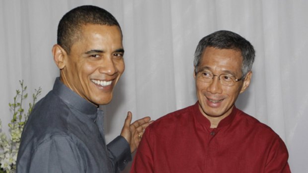 US President Barack Obama, left, shakes hands with Singapore's Prime Minister Lee Hsien Loong before the gala dinner for APEC leaders in Singapore.