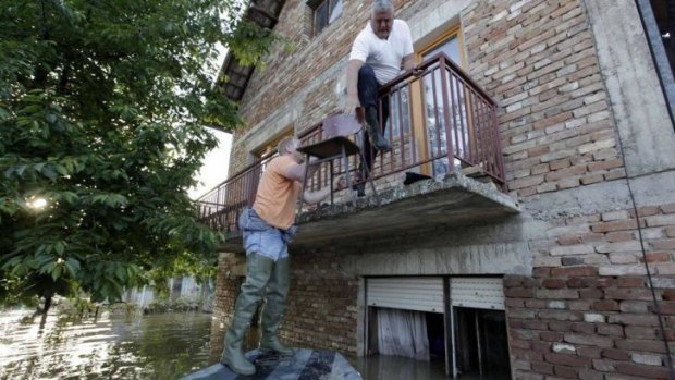 More than 100,000 houses and other buildings in Bosnia were no longer fit to use, the country's foreign minister said.