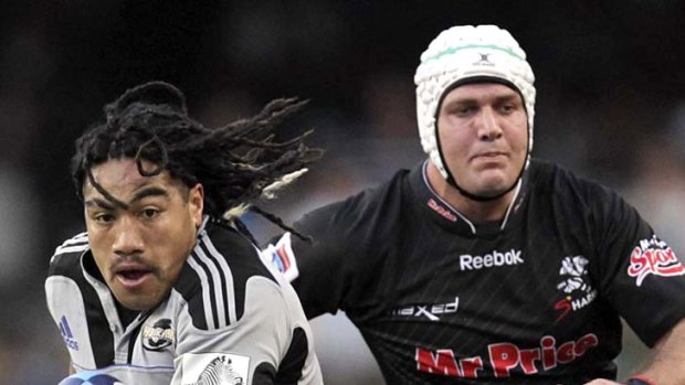 Ma'a Nonu of the Hurricanes streaks away from Steven Sykes.