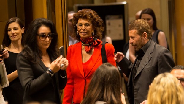 Italian screen idol Sophia Loren and Age journalist Suzanne Carbone (left).