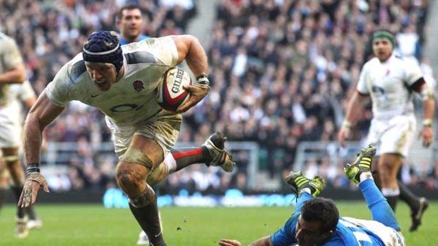 James Haskell of England escapes the tackle from Luciano Orquera of Italy to score his team's seventh try.