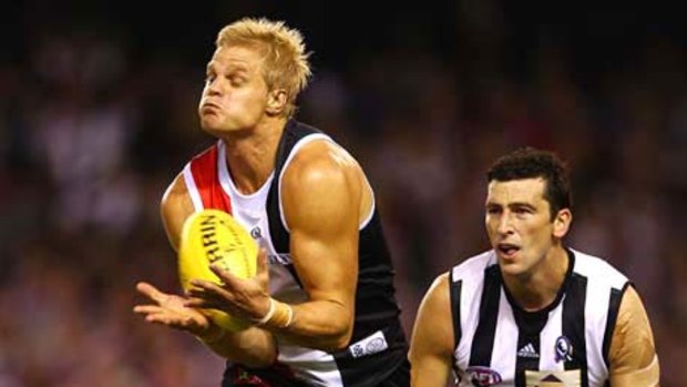 Nick Riewoldt marks in front of Simon Prestigiacomo but, later in the round-three match, badly tore his hamstring.