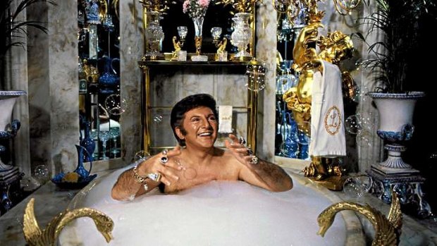 Elton John will pay tribute to flamboyant American entertainer Liberace (pictured) at this month's Emmy Awards.