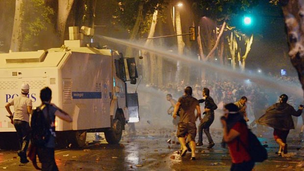 Accused of "excessive" use of force: Turkish riot police clash with protesters clash with riot police near the former Ottoman palace.