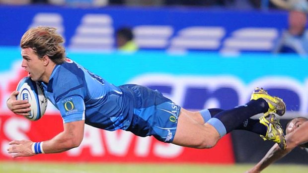 Wynand Olivier scores a crucial try for the Bulls just before halftime.