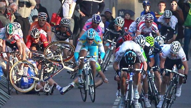 Matt Goss (R) of Australia sprints towards a stage win, as other riders crash.