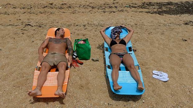 Andrew and Bridgette Sweetman enjoy the hot weather at Williamstown beach..