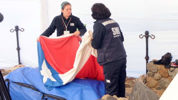 Neruda's coffin is covered with the Chilean flag.