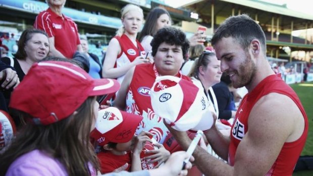 Ben McGlynn signs autographs for fans during a training session at the SCG during the week.