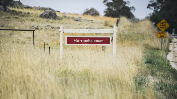 Murrumbateman residents say more than 1000 pupils are travelling to and from Canberra and Yass for their schooling.