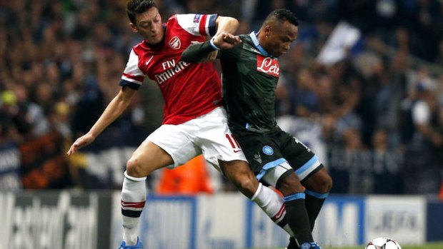 Arsenal's German midfielder Mesut Ozil (L) vies with SSC Napoli's Colombian midfielder Camilo Zuniga.