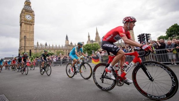 Tour de Britain: Riders pass The Houses of Parliament near the finish of the 155 km third stage of the 101st edition of the Tour de France between Cambridge and London. 