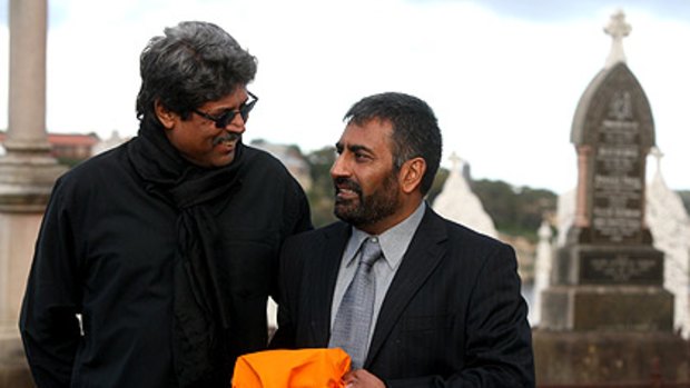 Kapil Dev (left) with Harmel Uppal holding the ashes of his great uncle.