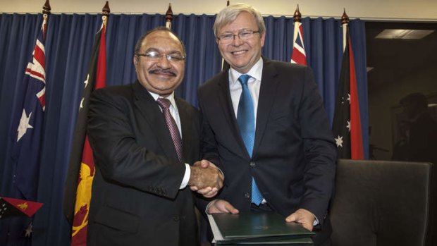 Papua New Guinea's Prime Minister Peter O'Neill and Prime Minister Kevin Rudd sign an agreement over asylum seekers on Friday.