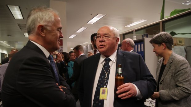 Prime Minister Malcolm Turnbull farewells Laurie Oakes at the broadcast veteran's retirement party.