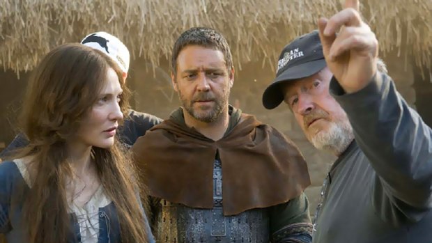 Stars of Robin Hood, Russell Crowe and Cate Blanchett on set with Ridley Scott