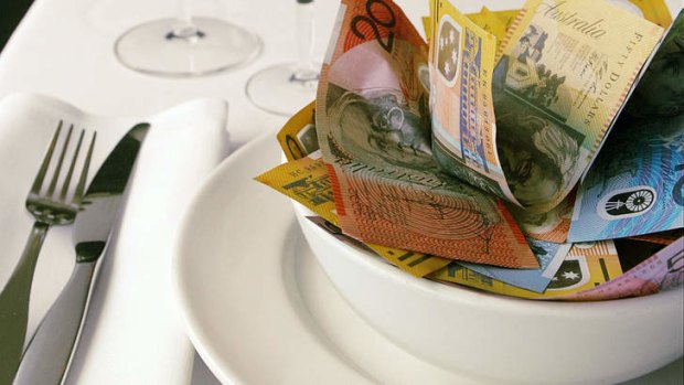There's lots of ways to get it wrong with money when you're eating out with others.