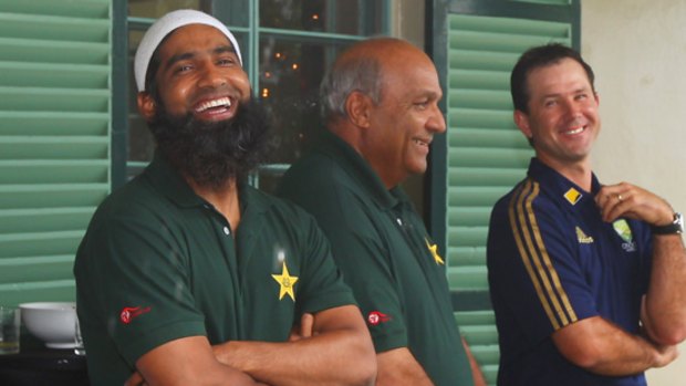 (L-R) Pakistan captain Mohammad Yousuf, Pakistan head coach Intikhab Alam and Australian captain Ricky Ponting.