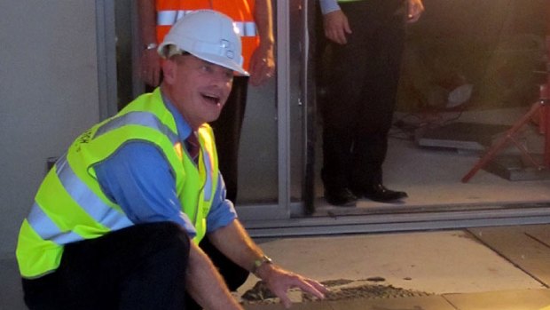 Campbell Newman pitches in at a building site at South Brisbane.