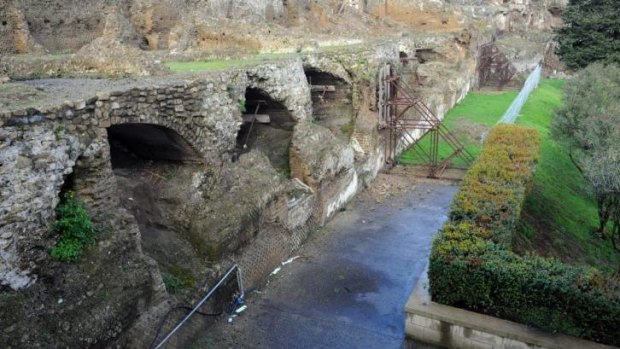 Damage at Pompeii's Arch of Venus.