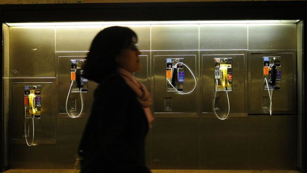 New York City officials plan to unveil new smart-phone booth next month, equipped with an 81-cm touch screen and internet connection.