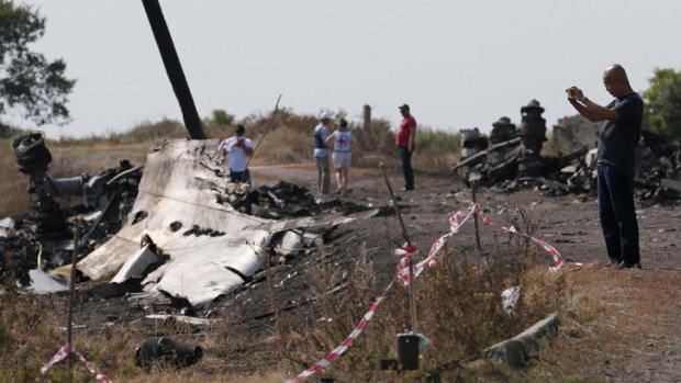 Ukraine has formally handed overall responsibility for the crash investigation to the Dutch.