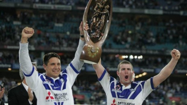 Bulldogs great Steve Price lifts the trophy with Andrew Ryan in 2004.