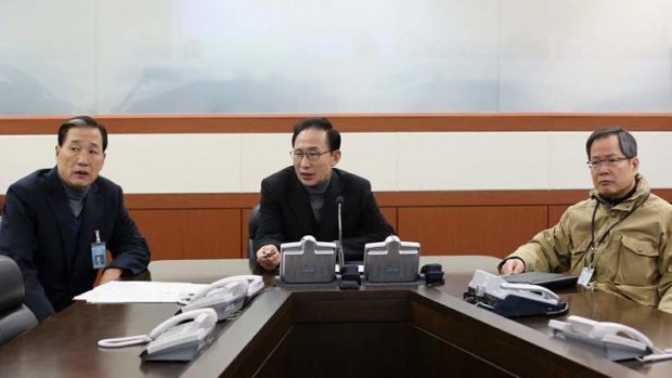 In talks ... South Korea's President Lee Myung-bak (C) with officials at an underground bunker.