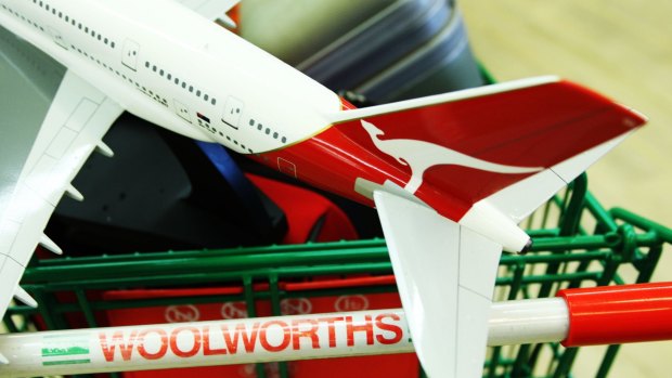 Woolworths is scrapping Qantas frequent flyer points in favour of cash back on grocery and liquor bills.