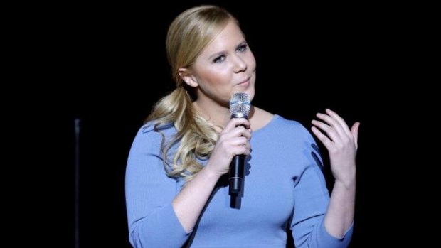 A night of Amy Schumer stand-up has the rhythm of a great night out at the pub.
