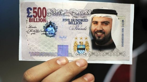 Mock-up: A fan holds a Manchester City 'banknote'.
